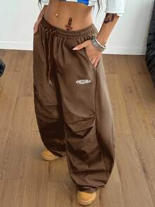 Coolane 女士和男士夏季节日情侣同款复古运动服刺绣图案格子 Corta Vento 纹理宽松降落伞弯刀裤 - 咖啡棕 - 查看 6