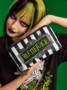 Beetlejuice X SHEIN 1 件卡通图案印花大容量扁平 PU 皮革化妆包，多功能收纳袋，小物品收纳包，旅行收纳包，数码配件收纳包，适合日常携带、旅行、工作、化妆或学习，适合女性和学生，哥特 - 黑與白 - 查看 4