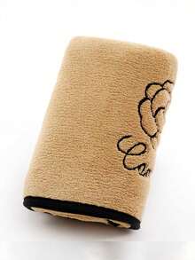 SHEIN 1件/2件装玫瑰刺绣珊瑚绒毛巾套装 - 超柔软、吸水性强、亲肤、速干，包含一条手巾和一条浴巾，尺寸为70*140厘米，适合成人使用，可用于家庭、泳池、浴室等场所。也可用于家居浴室装饰、夏季返校季、美容院等。