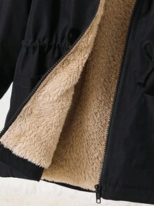 Emery Rose Kids Emery Rose Kids 女童纯色连帽外套，双口袋设计，饰有字母贴布，休闲外套，黑色哑光纯色梭织面料，黑色腰部松紧带，连帽拼接设计，保暖加厚抓绒内衬，中长款休闲外套，适合上学、购物、生日派对等场合，时尚保暖，适合秋冬季穿着。