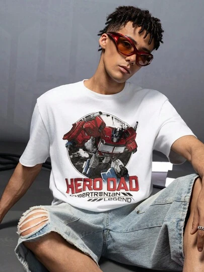 Transformers X SHEIN 男士休闲时尚街头机器人和字母印花短袖白色 T 恤，夏季