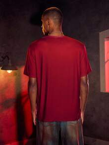 ANNABELLE x SHEIN Camiseta de manga corta con cuello redondo y bloqueo de color con figura gráfica de película de terror para hombres - Multicolor - Ver 2