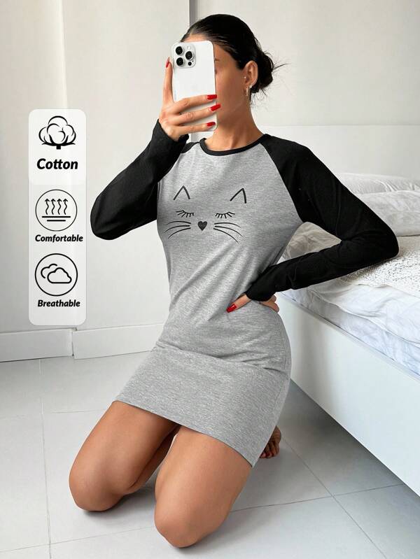 Camisola de dormir feminina com estampa de rosto de gato e detalhe de manga comprida em contraste de cor