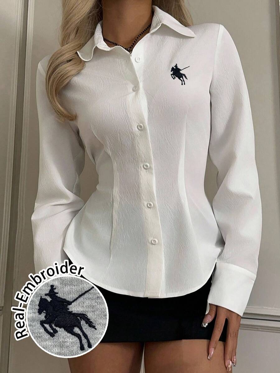 SHEIN EZwear Chemise décontractée à manches longues et taille cintrée pour femmes, avec boutons, convenant à l'automne/hiver, à la rentrée scolaire, avec petit logo brodé. Hauts chics d'automne pour femmes - Blanc - Voir 1