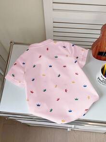 SHEIN 1 件年轻男孩休闲学院皇冠印花短袖 Polo 衫，舒适百搭，适合户外玩耍和上学，春夏季 - 粉色 - 查看 2