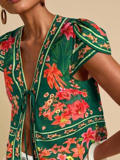 Travachic Top bohemio tejido en verde con diseño floral y acento de nudo halagador para mujer en otoño e invierno. Top tropical para vacaciones tropicales. Top con nudo delantero floral. Mono kimono floral. Vestido de verano floral. Estilo casual de mujer. Otoño para mujer. Elegante, salida, chic, mono Vivid Eden