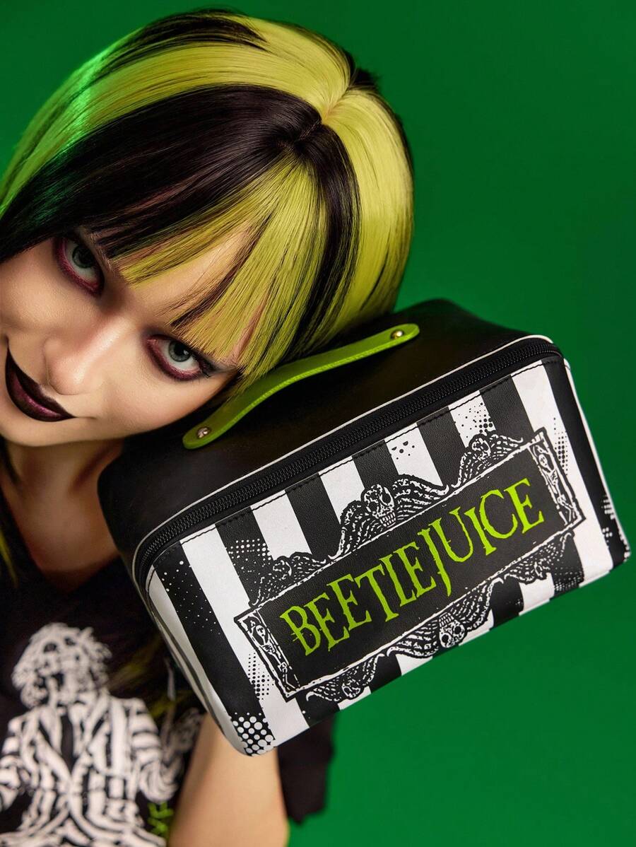 Beetlejuice X SHEIN 1 件卡通图案印花大容量扁平 PU 皮革化妆包，多功能收纳袋，小物品收纳包，旅行收纳包，数码配件收纳包，适合日常携带、旅行、工作、化妆或学习，适合女性和学生，哥特 - 黑與白 - 查看 1