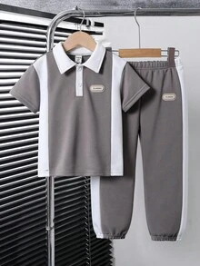 SHEIN Genkimix Kids 2 件套年轻男孩休闲 Polo 衫套装，上衣采用撞色缝线和编织标签装饰，裤子采用色块和锥形裤腿设计，面料舒适，适合夏季和秋季 - 彩色 - 查看 6