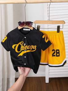 SHEIN Little Byeori 2 件装年轻男童休闲运动学院街头可爱度假字母图案开衫棒球夹克风格衬衫和短裤套装适合儿童服装幼儿男孩服装返校男孩套装适合生日派对、晚会、表演、婚礼、洗礼、开幕式日常适合日常使用适合上学适合旅行适合运动适合春夏季节