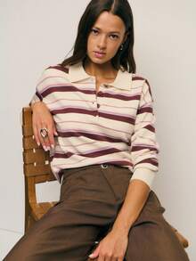 Nöista Lätt trikåpiké med rena knappdetaljer och mjuka horisontella ränder, med en avslappnad skräddarsydd silhuett med strukturerad pikékrage och ribbade manschetter för en polerad finish; en raffinerad och mångsidig stickning perfekt för kvinnors vinteroutfits, enkel lager-på-lager-klädsel, elegant avslappnad styling, festliga jullooker och sofistikerade nyårsensembler. - Blå - Visa 1