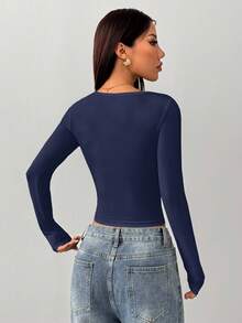 SHEIN PETITE Camiseta feminina casual de manga comprida, gola redonda, cor sólida, modelagem slim, ideal para o verão e outono/inverno. Blusa azul-escura, blusa azul de manga comprida, blusa azul feminina justa, blusa feminina com decote redondo.