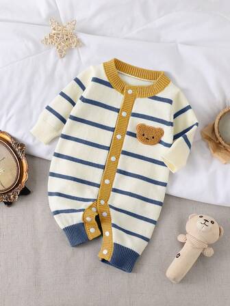 SHEIN Vintaside Kids 男婴毛衣连体衣男婴毛衣婴儿童（男童）毛衣爬行服可爱卡通休闲蓝色立体小熊配饰针织毛衣卡通条纹撞色毛衣爬行服修身纽扣领撞色条纹长袖连体衣柔软舒适春秋冬适合日常场景适合外出场景适合旅行场景适合度假场景适合居家场景适合幼儿园场景适合小朋友玩耍穿着