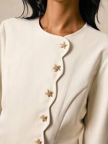 Poéselle 女士衬衫 斜纹软呢面料 不对称门襟 金属纽扣装饰 长袖衬衫 女士外套 女士西装外套 女士优雅通勤纯色海星纽扣衬衫 女士奶油色上衣 女士优雅上衣 女士奶油色外套 女士星形纽扣上衣 冬季外套 冬季夹克 秋季上衣 女士秋季装 女士冬季装 秋季外出上衣 Y2K复古风女士装 优雅女士衬衫 - 杏色 - 查看 7