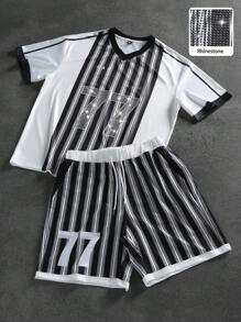 Manfinity EMRG Conjunto de camiseta y pantalones cortos para hombres, estilo callejero joven con estampado de rayas, patrón numérico y decoración de rhinestones. Conjunto de 2 piezas con pantalones cortos a rayas en blanco y negro para hombres. Conjunto de pantalones cortos con rhinestones para hombres. Conjunto de 2 piezas de pantalones cortos para hombres. Conjunto de pantalones cortos a rayas en blanco y negro para hombres. Conjunto de 2 piezas a rayas para hombres en verano. - Multicolor - Ver 1