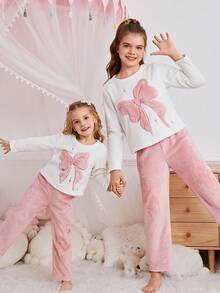 SHEIN 青少年女孩秋冬甜美简约蝴蝶结刺绣圆领套头长袖上衣和柔软法兰绒睡裤 2 件套家居服套装，兄弟姐妹装（2 件单独出售） - 淺粉色 - 查看 1