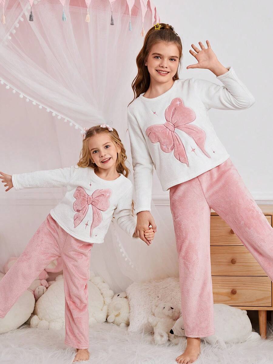 SHEIN 青少年女孩秋冬甜美简约蝴蝶结刺绣圆领套头长袖上衣和柔软法兰绒睡裤 2 件套家居服套装，兄弟姐妹装（2 件单独出售） - 淺粉色 - 查看 1