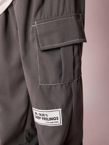 SHEIN 2 件套年轻男孩 3D 字母浮雕图案圆领短袖 T 恤，带工装口袋，撞色裤子，适合春季、夏季、秋季休闲装，适合户外、学校、派对、时尚百搭年轻男孩套装年轻男孩 2 件套服装套装，返校服装