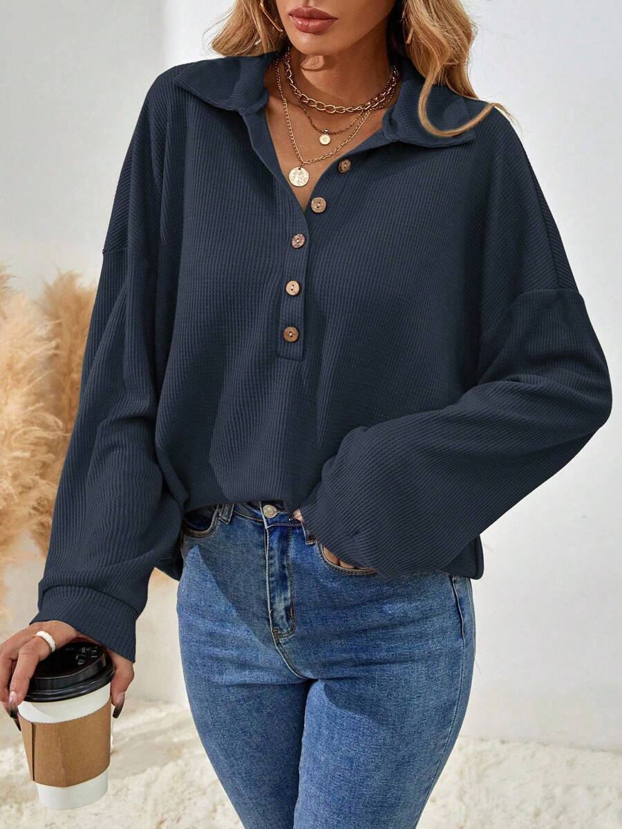 SHEIN Camiseta casual holgada de mujer de unicolor, con mangas largas, hombros caídos y botones en la mitad del escote - Azul - Ver 1