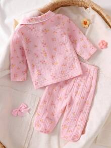 SHEIN طقم بيجامة مريح من قميص كارديجان مطبوع بزهور وبنطلون مع أقدام من القطن الشاش للمواليد الجدد