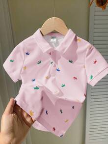 SHEIN 1 件年轻男孩休闲学院皇冠印花短袖 Polo 衫，舒适百搭，适合户外玩耍和上学，春夏季 - 粉色 - 查看 4