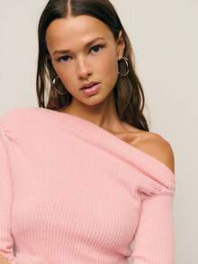 Nöista 秋季T恤采用修身剪裁和不对称针织，打造甜美俏皮造型。露肩设计凸显女性锁骨，性感又不失个性。毛绒袖口营造出俏皮温暖的视觉效果。 - 粉色 - 查看 4