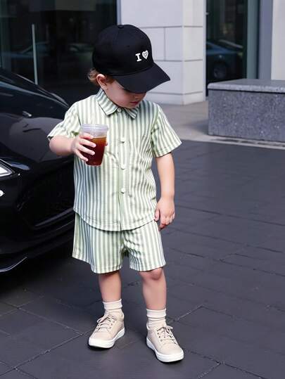 SHEIN 2 件套男婴夏季领开衫套装，上衣：白色和黑色条纹短袖领衬衫，下装：白色和黑色条纹短裤，休闲度假适合日常穿着、度假