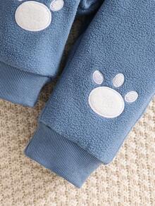 SHEIN Bộ 2 món áo hoodie nỉ lông mềm cho bé trai với họa tiết thêu hình gấu và quần cạp chun, quần áo trẻ em, trang phục trẻ sơ sinh, thích hợp cho mùa thu/đông, 6 tháng-3 tuổi, quần áo trẻ sơ sinh hình gấu, bộ đồ gấu cho bé trai, bộ quần áo mùa đông cho bé trai, bộ áo hoodie hình gấu cho bé trai, bộ đồ gấu màu xanh dương, Cozy Pixies, bộ quần áo mùa đông cho bé trai, bộ đồ cho bé trai, trang phục mùa thu cho bé trai, quần áo trẻ em/trẻ sơ sinh, quần áo bé trai, bộ đồ thường ngày cho bé, trang phục mùa đông cho bé trai, quần áo mùa đông cho bé trai, 6 tháng-3 tuổi - Nhiều màu - Xem 4