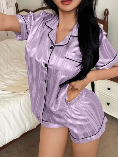 SHEIN Conjunto de pijama de mujer con pantalón corto y manga corta, con estampado de rayas en tejido jacquard