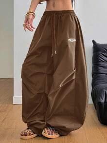 Coolane 女士和男士夏季节日情侣同款复古运动服刺绣图案格子 Corta Vento 纹理宽松降落伞弯刀裤 - 咖啡棕 - 查看 5