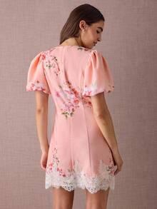 Enchnt 女士花卉印花圆领优雅泡泡袖蕾丝下摆拼布连衣裙，适合日常约会 - 粉色 - 查看 7