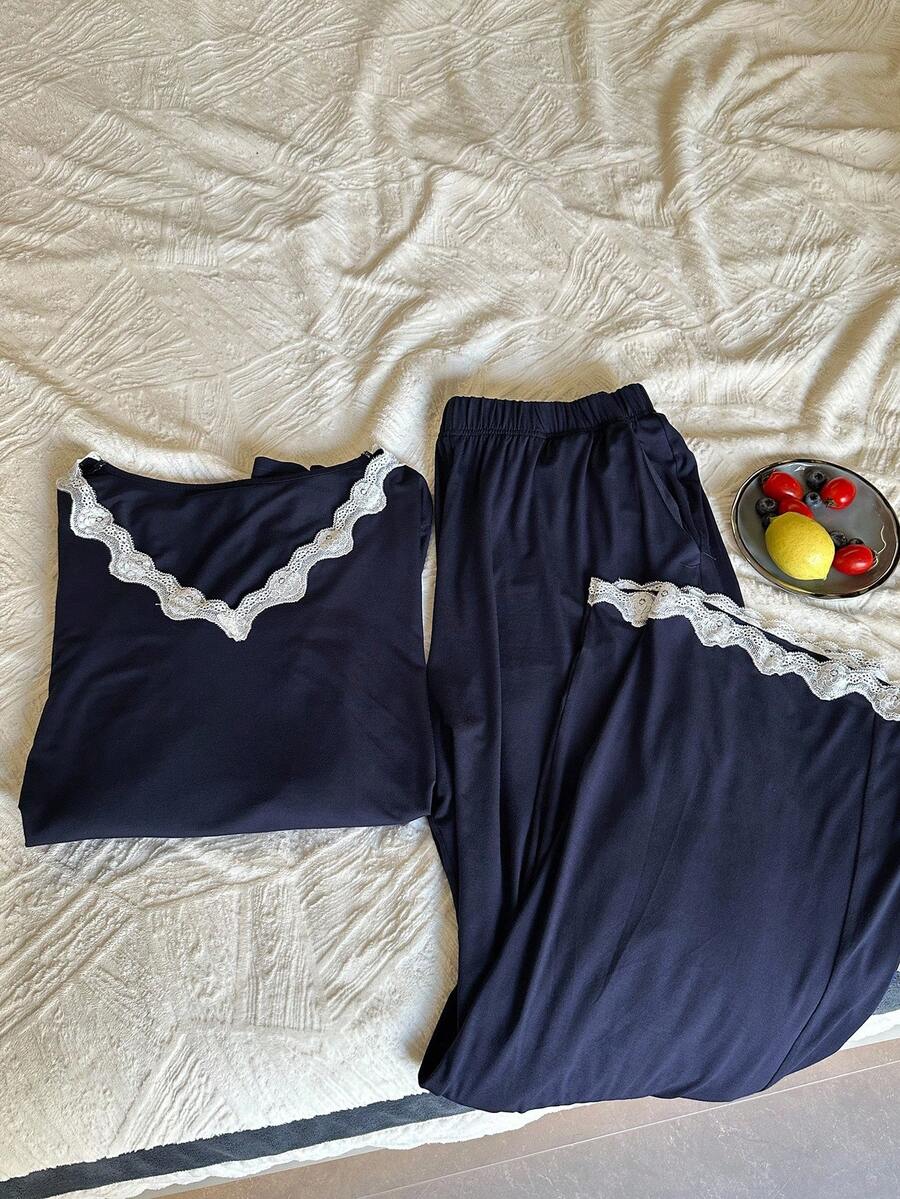 Dazy Plus 2 piezas Conjunto de pijama de talla grande para mujer con top holgado de cuello en V con parches de encaje y pantalones, ropa de otoño e invierno