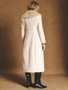 Poéselle 奶油色长款大衣，配以柔软的人造毛皮披肩领，优雅的冬季必备单品。人造毛皮领大衣，女士长款大衣，冬季长款大衣，奶油色冬季，吸睛外套，中性色胶囊衣橱，奢华女士大衣，优雅冬季时尚，女士时尚翻领大衣，冬季，简约时尚，适合日常穿着、外出、通勤、约会、居家等各种场合。 - 杏色 - 查看 6