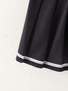 SHEIN Explorewe Conjunto de Suéter e Saia Casual Diário Simples para Meninas Jovens: Suéter de Cor Sólida com Estampa de Letra, Saia Curta. Um Conjunto Simples de Duas Peças de Cor Sólida para Meninas no Outono. Roupas Universitárias e Roupas Esportivas para o Campus na Temporada de Volta às Aulas 2025 - Preto - Visão 5