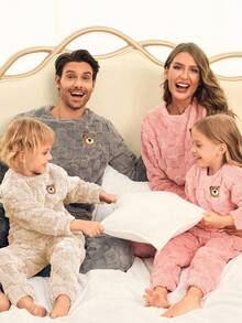 SHEIN 4 件套家庭装格子法兰绒睡衣套装，舒适长袖衬衫和裤子休闲家居服，母子装（单独出售）