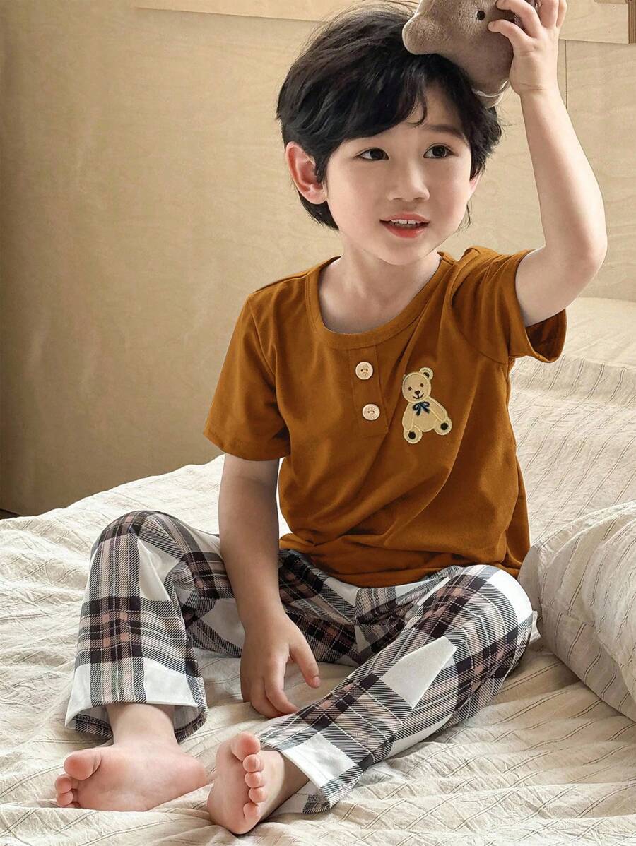 SHEIN 2 件套小男孩可爱熊图案短袖上衣和格纹裤家居休闲装 - 棕色 - 查看 1