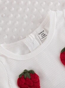 SHEIN مجموعة بنطلون وبلوزة قصيرة الأكمام للبنات الصغار، البلوزة بيضاء بنقشة الفراولة المطرزة، والبنطلون أحمر بتصميم مموج، مناسبة للارتداء اليومي، المدرسة، التصوير الفوتوغرافي، السفر - الأحمر - مشاهدة 5