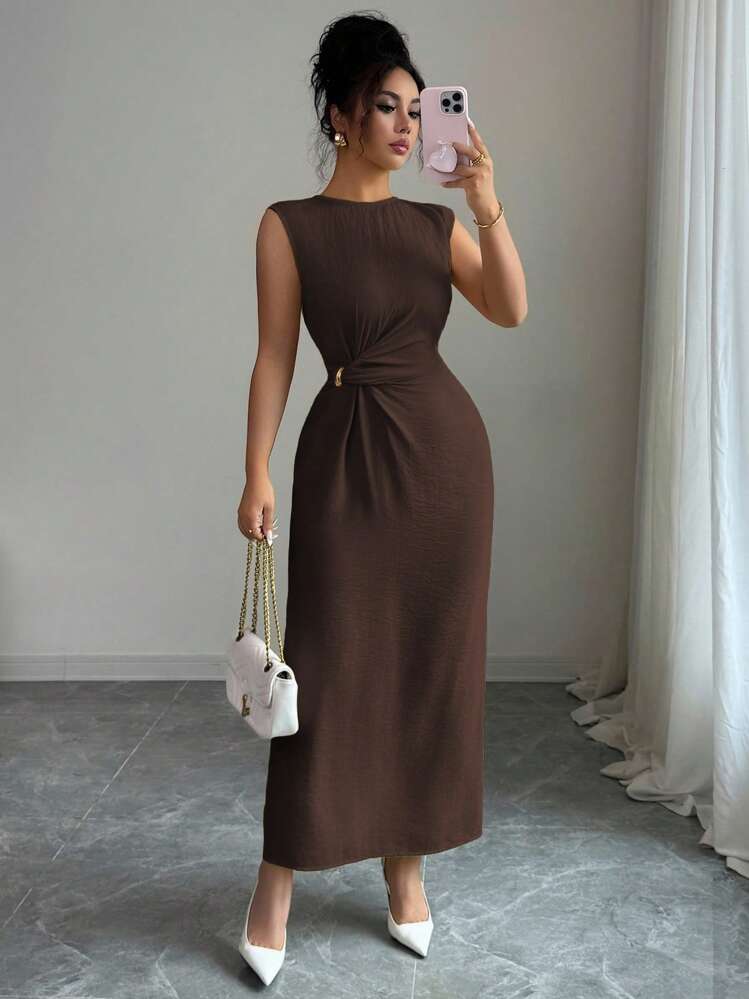 SHEIN Elenzya Vestido Longo Elegante e Casual Feminino Sem Mangas com Decoração Metálica, Cintura Marcada, Fenda Lateral, Adequado para Ir ao Trabalho, Férias, Chá da Tarde, Festa, Cor Sólida, Estilo Francês Romântico Siciliano, Primavera/Verão - Castanho - Visão 5