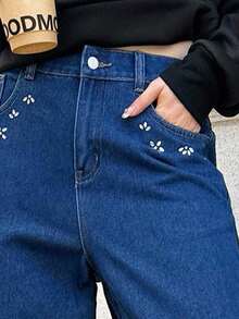 SHEIN EZwear Jeans anchos y sueltos de mezclilla azul oscuro con decoración de rhinestones para mujer, atuendos de otoño, atuendos para salir, atuendos casuales de negocios, estilo old money, atuendos casuales de negocios para mujer - Azul lavado medio - Ver 3