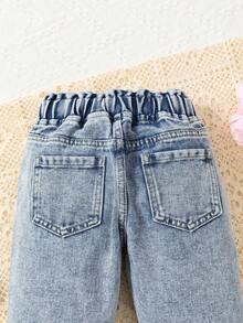 SHEIN Playful Pals Young Girls Jeans, Suitable For All Seasons, New Arrival. Light Blue Denim Wash, Pink Heart Embroidery, Pink Buttons, Tapered Leg, Casual & School Wear, Girls Denim Long Pants Fall Winter - Light Wash - View 5