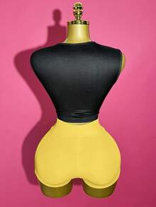 Slaydiva 2025春夏新款波西米亚音乐节复活节休闲日常沙滩度假派对街头性感甜美可爱Y2K黑色弹力针织面料霓虹绿英文字母骷髅骨暗黑美式复古图案圆领露肩无袖短款修身背心搭配绿色松紧腰纹理紧身短裤/热裤女两件套 - 黃色 - 查看 2