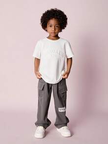 SHEIN 2 件套年轻男孩 3D 字母浮雕图案圆领短袖 T 恤，带工装口袋，撞色裤子，适合春季、夏季、秋季休闲装，适合户外、学校、派对、时尚百搭年轻男孩套装年轻男孩 2 件套服装套装，返校服装