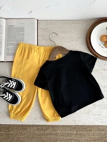 SHEIN 男婴卡通企鹅图案无袖 T 恤和裤子，2 件/套 - 黃色 - 查看 2