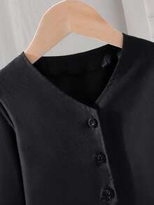 Nowy, elegancki, dwuczęściowy komplet dla dziewcząt w wieku 4-7 lat, bluzka z długim rękawem i dekoltem w serek zapinana na guziki, w połączeniu z modną plisowaną spódnicą, odpowiedni na wiosnę i jesień