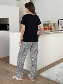 RueChic 2Pcs Cotton Heart Leopard Pattern Short Sleeve Shirt And Leopart Pattern Sleep Bottom Homewear Set - Black - View 2