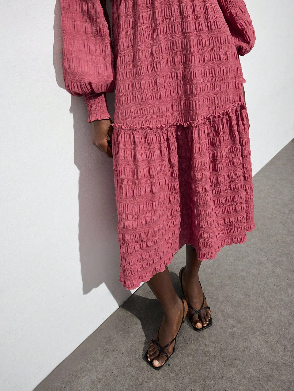SHEIN Maija Vestido de mujer con cuello en V, mangas abullonadas largas, cintura ajustada con lazo, dobladillo acampanado y volantes en tela texturizada a cuadros en tonos morado oscuro y rojo, estilo bohemio y campestre, ideal para festivales de música, ligero y versátil para todas las estaciones