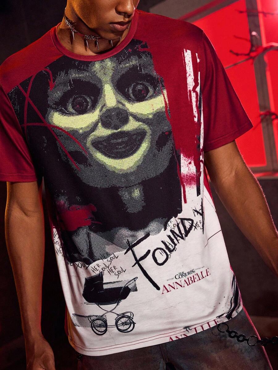 ANNABELLE x SHEIN Camiseta de manga corta con cuello redondo y bloqueo de color con figura gráfica de película de terror para hombres - Multicolor - Ver 1