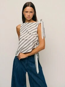 Nöista Esta blusa sin mangas presenta rayas diagonales en blanco y negro, un bajo asimétrico y cierres laterales con lazos, combinando el encanto vintage con el estilo callejero Y2K, perfecta para otoño, invierno y el estilo de las mujeres de "old money". - Blanco y Negro - Ver 6