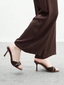 CUCCOO BIZCHIC 8.8厘米鞋跟高棕色PU混合金色扣装饰复古时尚圆头穆勒高跟凉鞋 - 棕色 - 查看 5