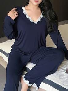 Dazy Plus 2 piezas Conjunto de pijama de talla grande para mujer con top holgado de cuello en V con parches de encaje y pantalones, ropa de otoño e invierno