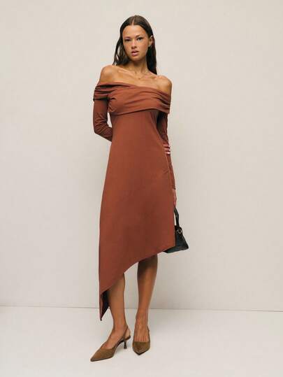 Nöista 暖棕色露肩中长连衣裙，垂褶领口和不对称下摆，展现出戏剧性的贴身廓形，是夜间外出造型和派对装扮的理想之选；适合秋冬季活动，为季节性场合提供优雅现代的选择。